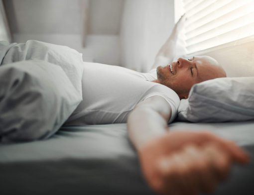 importância do sono: homem negro espreguiçando em sua cama pela manhã!
