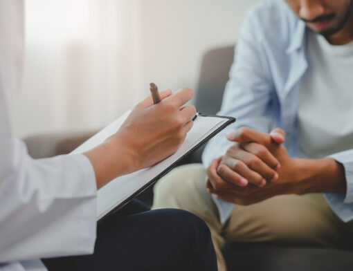 Paciente em consulta médica conversando com o médico sobre o diagnóstico.