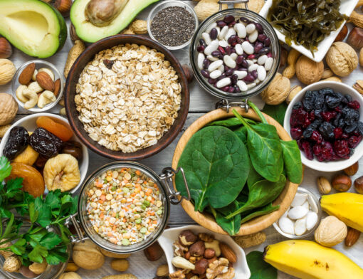 Mesa repleta de alimentos ricos em magnésio.