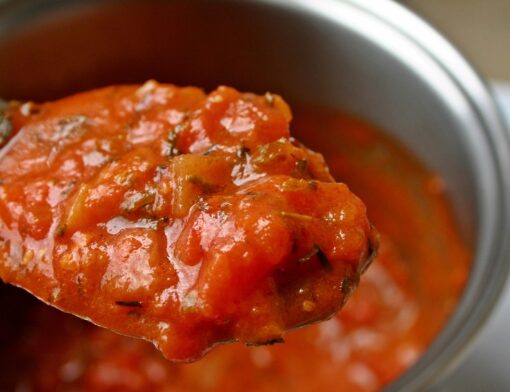 Molho de tomate sendo preparado em uma panela.