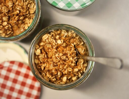 Recipientes com cereais em uma mesa