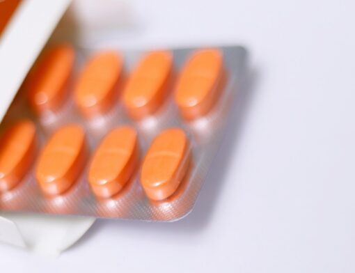 Caixa de medicamento aberta com a cartela de comprimidos exporta.