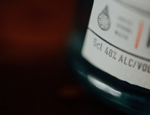 Imagem de um recorde do rótulo de uma garrafa com indicação de volume alcoólico de 40%