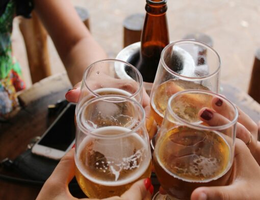 Foto de um brinde com bebida alcoólica entre amigos.