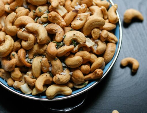 Castanhas de caju em recipiente azul em uma mesa