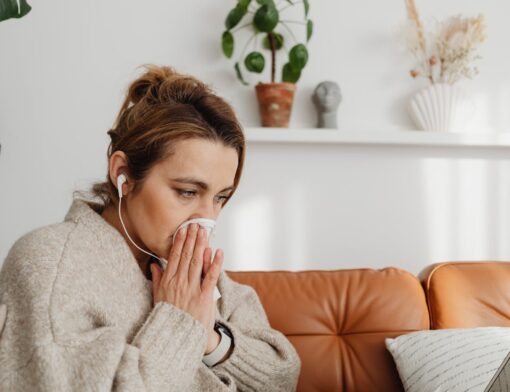 Pessoa com desconforto respiratório causado por um congestionamento nasal.