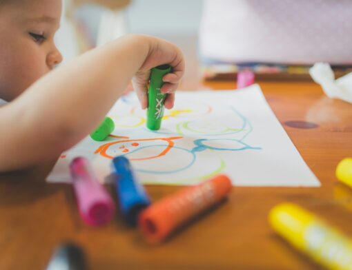 Criança em ambiente educacional realizando atividades voltadas para o desenvolvimento cognitivo.