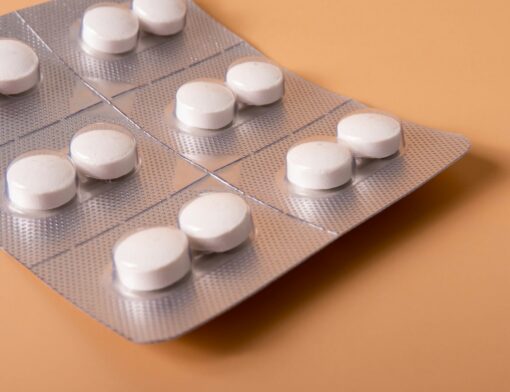 Uma cartela do medicamento ivermectina completa sobre uma mesa.