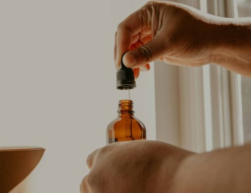 Pessoa dosando o medicamento com um conta gotas