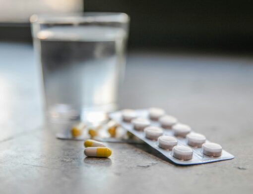 Medicamentos comuns, como nimesulida e ibuprofeno, prontos para uso. A escolha certa pode fazer a diferença no alívio da dor.