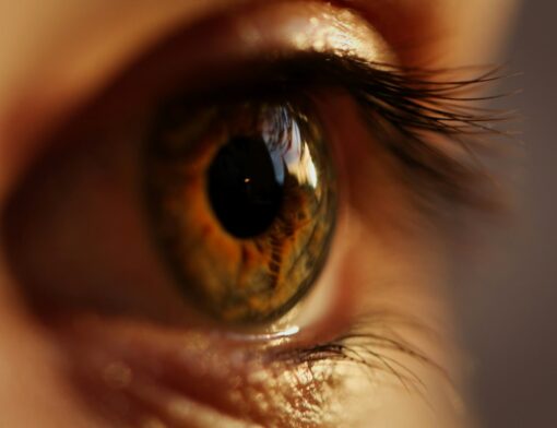 Coçar os olhos pode causar irritação e desconforto. Entenda como esse hábito prejudica a saúde ocular e afeta seu bem-estar.