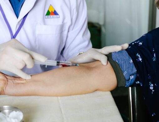 Profissional da saúde aplicando vacina no braço de um paciente