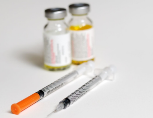 A aplicação da Penicilina G Benzatina deve ser feita por um profissional de saúde. A administração correta é fundamental para a eficácia do tratamento.
