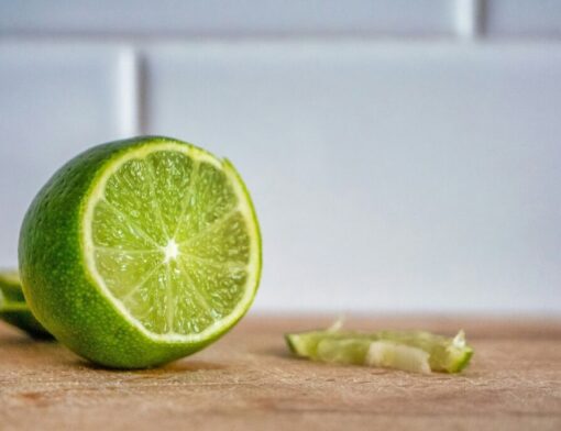 O limão é uma fruta muito popular no mundo todo. Usado principalmente no preparo de bebidas ou em pequenas quantidades para adicionar sabor aos alimentos, é uma importante fonte de vitamina C.