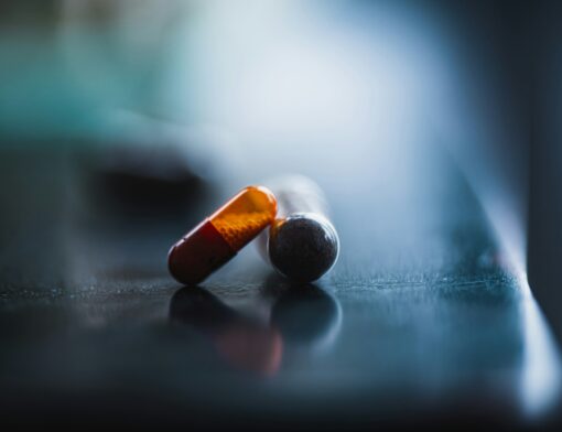 Fotografia em zoom de duas capsulas de medicamentos