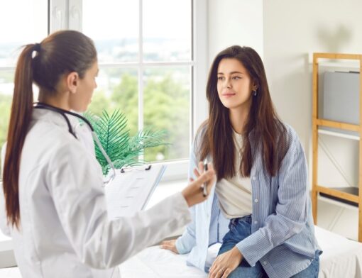 Conversar sobre saúde íntima é fundamental. Neste cenário, duas mulheres trocam informações sobre o hímen em um consultório médico.