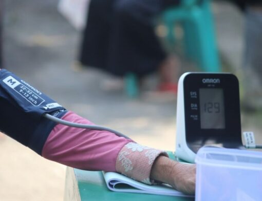 Quando falamos em pressão alta, o número 120/80 mmHg é referência. Acima disso, é importante monitorar sua saúde e consultar um especialista.