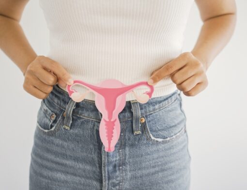 Além de suas funções físicas, a progesterona também tem um impacto significativo na saúde mental. Flutuações nos níveis desse hormônio podem influenciar o humor e contribuir para a síndrome pré-menstrual (TPM).