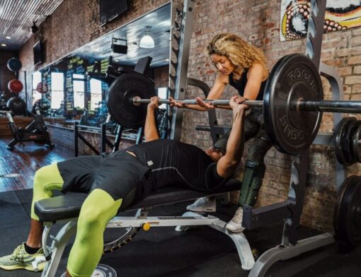O supino é um exercício fundamental na musculação. Ele é amplamente utilizado para fortalecer a parte superior do corpo e melhorar o desempenho
