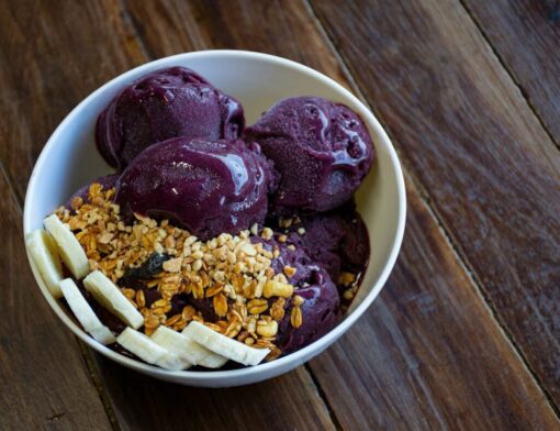 A presença de ácidos graxos essenciais no açaí é um ponto positivo. Eles são importantes para a saúde cardiovascular e bem-estar.