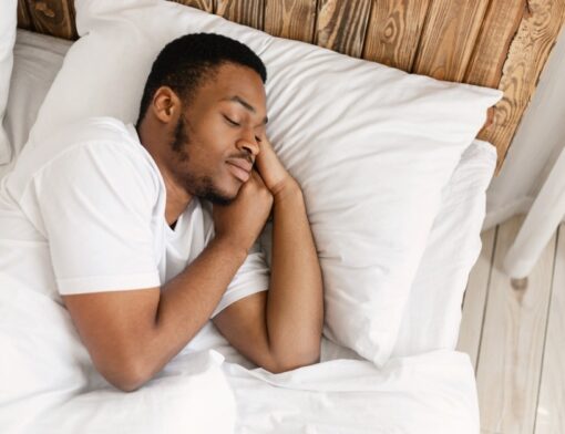 Mantenha um horário consistente. Dormir e acordar sempre no mesmo horário regula seu ciclo de sono, facilitando o descanso.